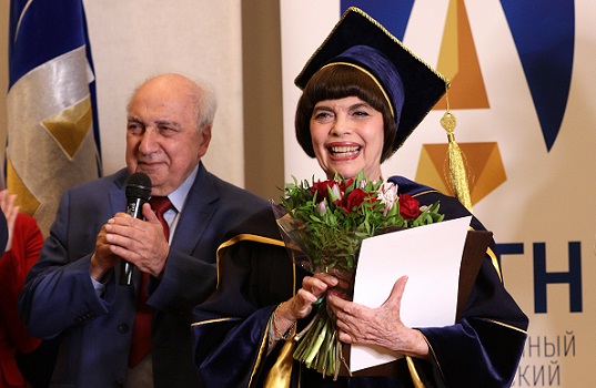Мирей Матье получила звание почетного профессора в сфере культуры в России, присужденное Ученым советом ГАУГН