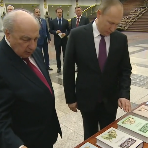 Шеститомник «Всемирная история» был представлен В.В. Путину