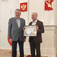 Вручение Александру Петрову почетной грамоты Русского географического общества